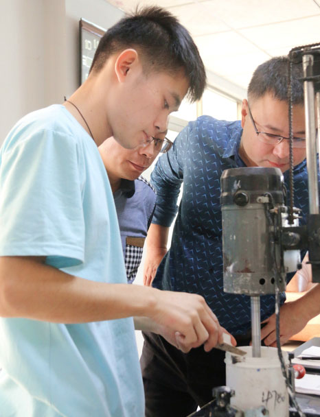熱烈歡迎西安辦廠客戶孫總、張總、楊總來鑫浪進(jìn)行技術(shù)交流